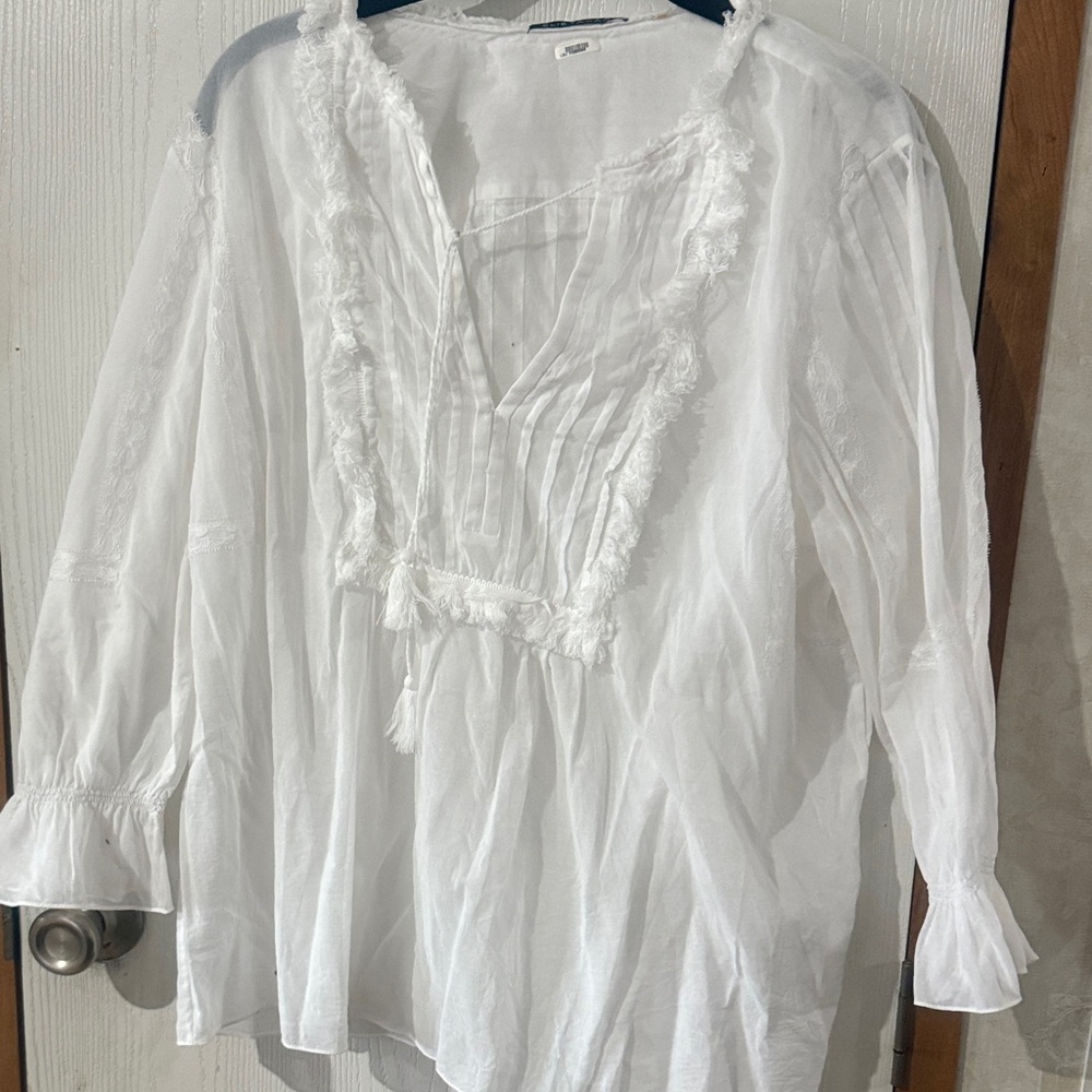 Elie Tahari Elegant White Blouse with Ruffle Accents